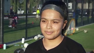 Practicar fútbol ha sido una pasión y una inspiración para sus hermanas pequeñas