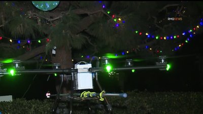 Adornan árbol de Navidad utilizando un dron