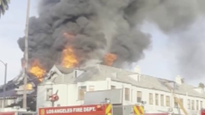 Incendio destruye estructura de tres pisos en Pico-Union