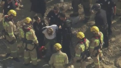 Rescatan a mujer atrapada dentro un túnel en Westlake