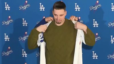 Los Dodgers presentan al lanzador Blake Snell