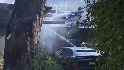 Residentes intentan resguardar sus casas del fuego en Malibú