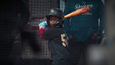 El béisbol es la pasión de este niño a pesar de su corta edad