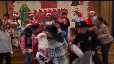 Santa Claus sorprende a estudiantes en una escuela primaria en Exposition Park