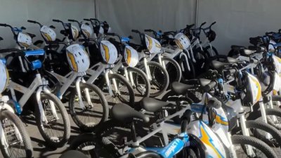 Los Chargers regalan 400 bicicletas en Compton