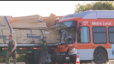 Choque de un bus de Metro con un camión deja varios heridos