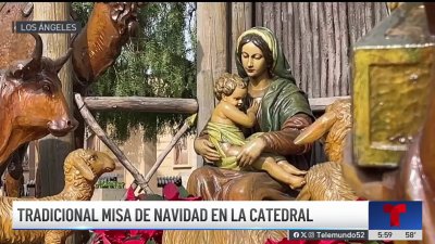 Cientos de personas celebran la Navidad en la Catedral de Los Ángeles