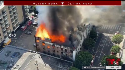 Bomberos apagan incendio en edificio vacío del centro de Los Ángeles