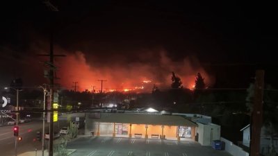 Bomberos combaten incendio en el área de Sylmar