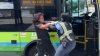 En video: mujer ataca a conductora de autobús en el sur Los Ángeles