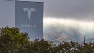 Cartelería de Tesla Inc. en el exterior de la fábrica de la compañía en Fremont, California, EE.UU., el lunes 20 de julio de 2020.