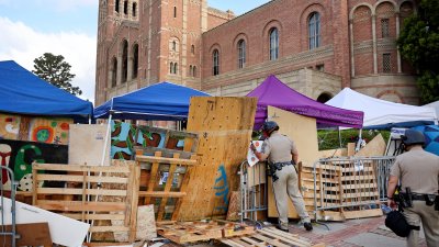 Protestas propalestinas: la policía ejecuta orden de desalojo en campus de UCLA