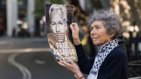 Corte británica dice que el fundador de WikiLeaks Julian Assange puede apelar su extradición a EEUU