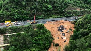 En esta imagen publicada por la agencia de noticias Xinhua, una imagen aérea muestra a rescatistas en el lugar donde se derrumbó un tramo de la autopista Meizhou-Dabu rn Meizhou, en la provincia sureña de Guangdong, China, el miércoles 1 de mayo de 2024.