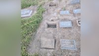 Hijas horrorizadas: vándalos tiran las cenizas de su padre en un cementerio