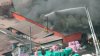 Bomberos luchan contra incendio en edificio comercial en Lynwood
