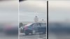 Persecución policial termina con la conductora desnuda sobre el techo del auto