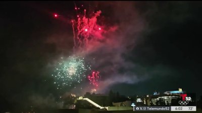 Jóvenes lanza fuegos artificiales en Hermosa Beach