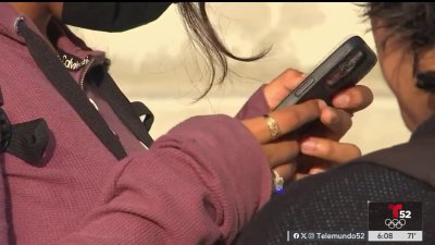 Junta de LAUSD considera prohibir el uso de celulares en las escuelas