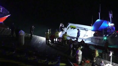 Rescatan a 5 personas de un bote en Long Beach