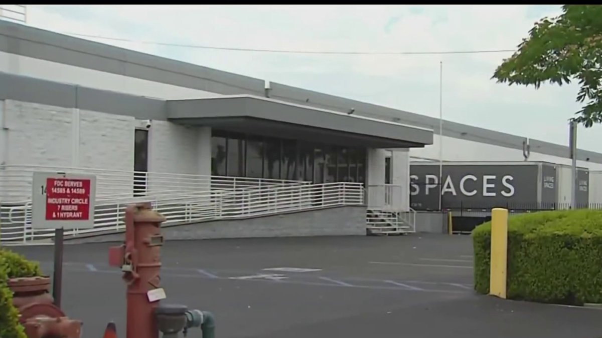 Mas de 20 trabajadores de Living Spaces son despedidos de fabrica en La