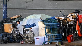 Los defensores de los desamparados de San Francisco dijeron que cientos de unidades de vivienda subsidiadas y habitaciones de hotel están vacías y disponibles, pero las autoridades se están centrando en cambio en redadas de campamentos que empeoran la situación.