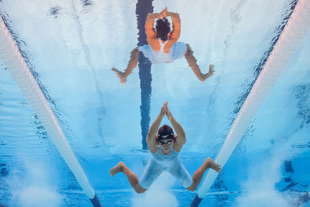 TOPSHOT – Una vista submarina muestra a la danesa Thea Blomsterberg compitiendo en una eliminatoria de la prueba de natación de 200 m braza femenina durante los Juegos Olímpicos de París 2024 en el Arena París La Defense en Nanterre, al oeste de París, el 31 de julio de 2024. (Foto de FRANCOIS-XAVIER MARIT/AFP vía Getty Images)