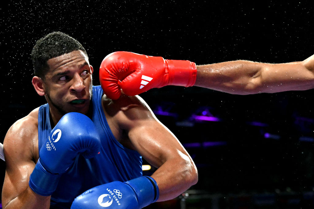 TOPSHOT – El español Enmanuel Reyes Pla es golpeado por el belga Victor Schelstraete en el combate de boxeo de cuartos de final de 92 kg masculino durante los Juegos Olímpicos de París 2024 en el Arena del Norte de París, en Villepinte el 1 de agosto de 2024.(Foto de MOHD RASFAN/AFP vía Getty Images)