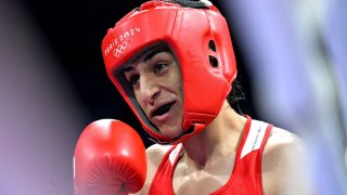 La argelina Imane Khelif durante el partido de la ronda preliminar de 66 kg femenino contra Angela Carini de Italia en el sexto día de los Juegos Olímpicos de París 2024 en el North Paris Arena el 1 de agosto de 2024 en París, Francia.