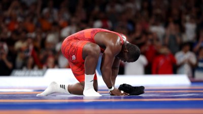 El cubano Mijain López Núñez, campeón de lucha grecorromana, se retira con peculiar simbolismo