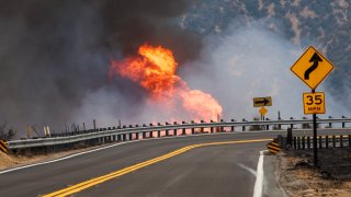 HIGHLAND, CA - 8 DE SEPTIEMBRE DE 2024: Los vientos erráticos generan pequeñas tormentas de fuego a lo largo de la carretera 330 durante el incendio Line el 8 de septiembre de 2024 en Highland, California. (Gina Ferazzi / Los Angeles Times vía Getty Images)