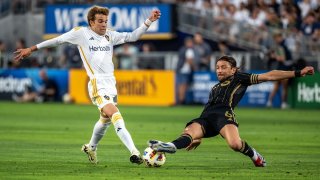 PASADENA, CA - 4 DE JULIO: Riqui Puig #10 de Los Angeles Galaxy se enfrenta a Ilie Sánchez #6 de Los Angeles FC durante el partido en el Rose Bowl el 4 de julio de 2024 en Pasadena, California. Los Angeles FC ganó el partido 2-1 (Foto de Shaun Clark/Getty Images)