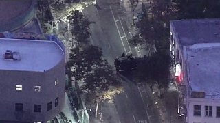 Un sospechoso de asesinato armado se atrincheró hoy dentro de un edificio en el centro de Los Ángeles.