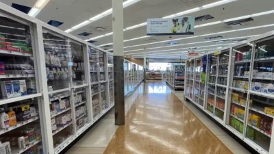 Encierro de casi todos los artículos dentro de una tienda Rite Aid en Compton