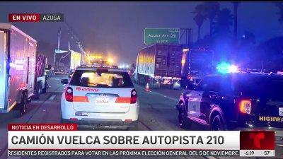 Camión volcado en autopista 210 afecta el tráfico