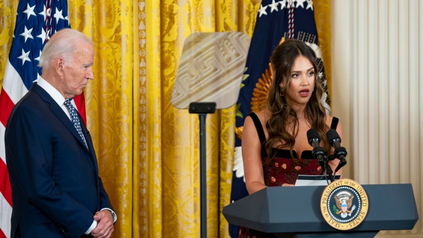 El presidente de Estados Unidos, Joe Biden (izq.), observa a la actriz y empresaria estadounidense Jessica Alba, quien habla durante una recepción en celebración del Mes de la Herencia Hispana en Washington, DC, el 18 de septiembre de 2024. EFE/BONNIE CASH/Pool