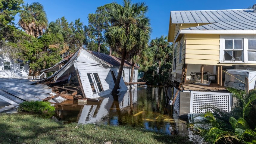 Cedar Key (United States), 27/09/2024.- View of damages left behind by Hurricane Helene in Cedar Key, Florida, USA, 27 September 2024. The storm hit the Gulf Coast of Florida as a Category 4 hurricane overnight, leaving millions of homes without power. According to the National Hurricane Center, Helene was downgraded to a tropical storm as it moves northward. (tormenta) EFE/EPA/CRISTOBAL HERRERA-ULASHKEVICH