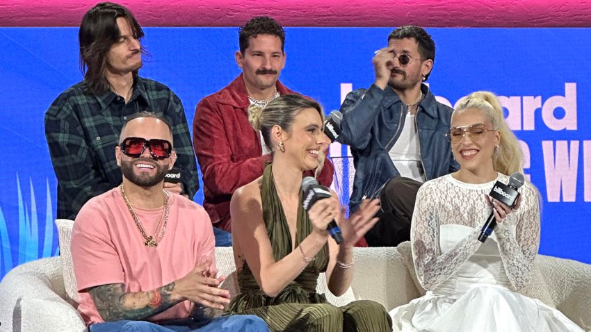 (De izquierda a derecha arriba) Danny Ocean, Mau y Ricky (abajo) Nacho, Lele Pons, y Elena Rose hablan durante un panel de la Semana Billboard de la Música Latina este miércoles, en el icónico teatro Fillmore de Miami Beach, Florida (EE. UU). EFE/Alicia Civita