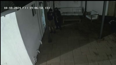 En vídeo: ladrones roban $300,000 dólares de una casa en Woodland Hills