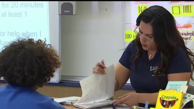 Docente de escuela primaria en Corona recibe premio como maestra del año