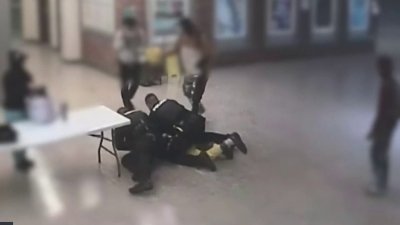 Investigan incidente en que policías escolares golpearon a estudiante en Ohio