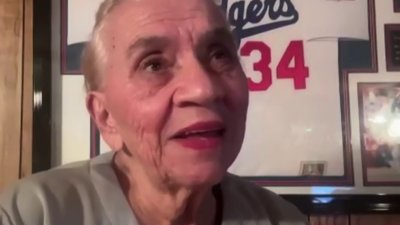 Aficionada de los Dodgers celebra otro título tras vivir la Serie Mundial de 1981