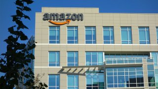 Edificio de oficinas corporativas de Amazon en Sunnyvale, California