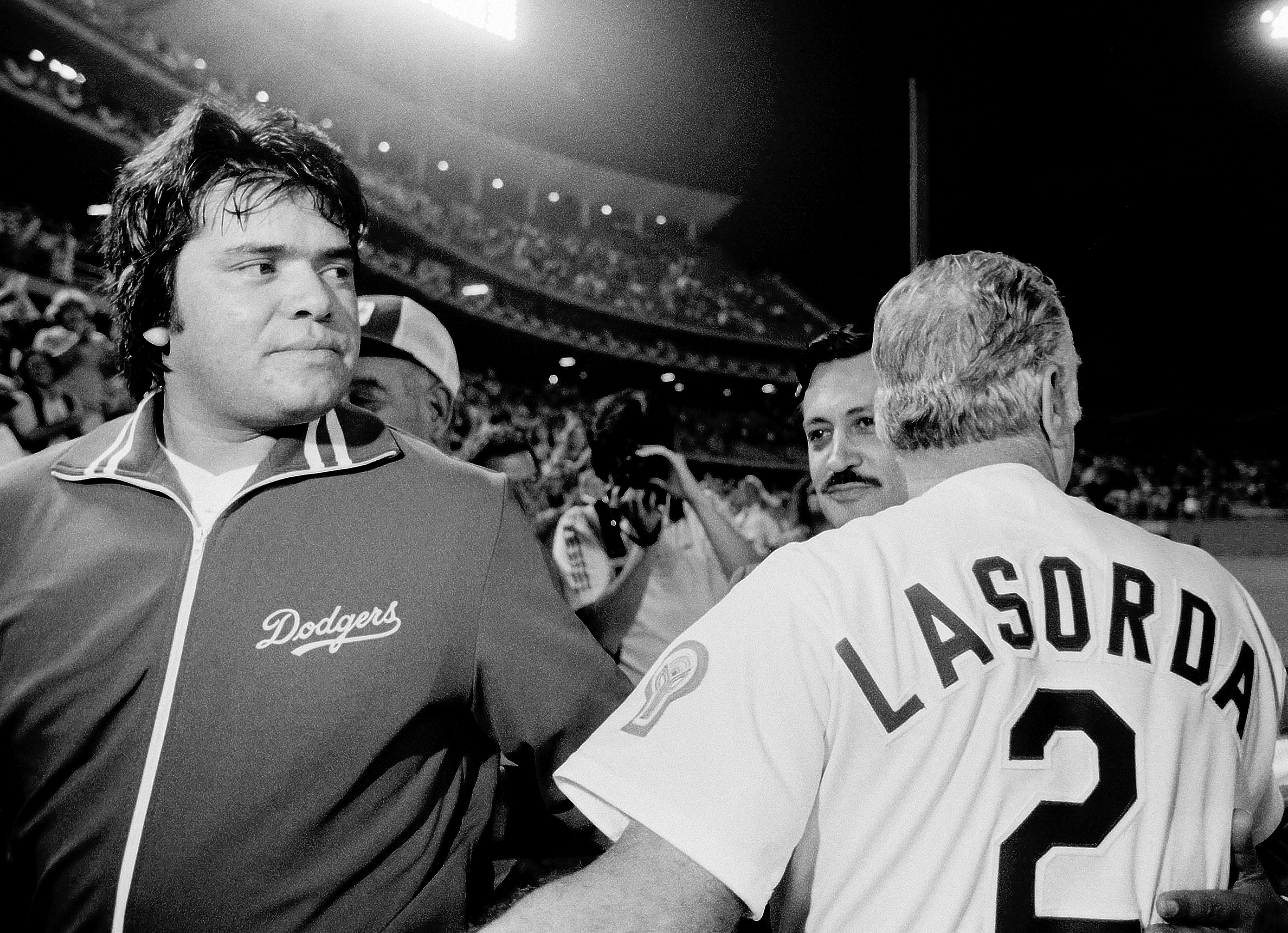 LOS ÁNGELES, CA – 10 DE OCTUBRE DE 1981: El mánager Tommy Lasorda felicita a Fernando Valenzuela #34 de los Dodgers de Los Ángeles después de derrotar a los Astros de Houston durante la Serie Divisional de la Liga Nacional de 1981 en el Dodger Stadium, Los Ángeles, California. (Foto de Jayne Kamin-Oncea/Getty Images)