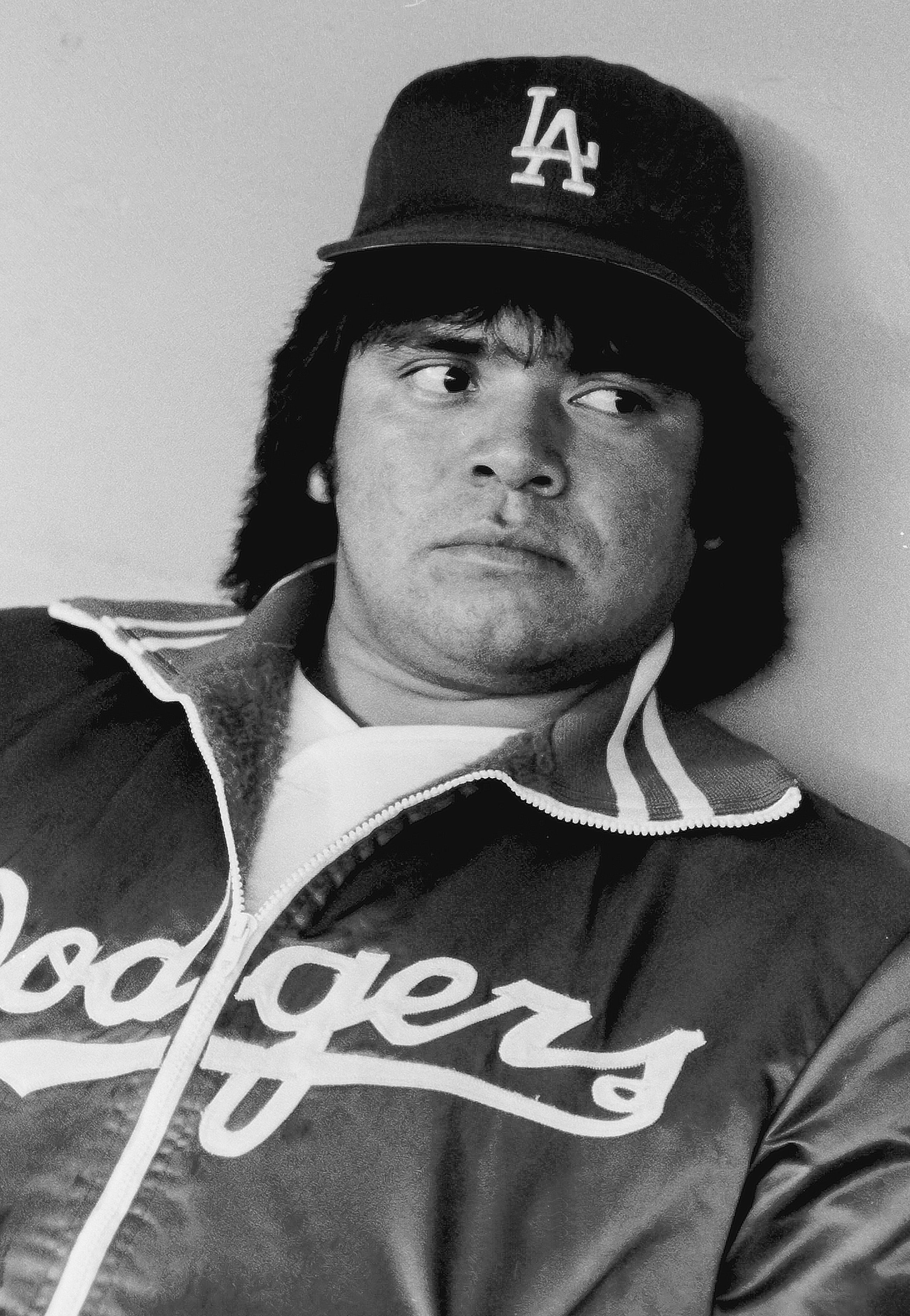 LOS ÁNGELES, CA – 1981: Fernando Valenzuela # 34 de los Dodgers de Los Ángeles se sienta en el dugout durante un juego en el Dodger Stadium, Los Ángeles, California. (Foto de Jayne Kamin-Oncea/Getty Images)