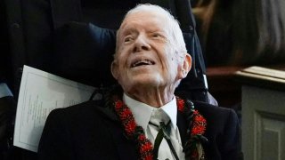 El expresidente Jimmy Carter se va después del funeral de la exprimera dama Rosalynn Carter en la Iglesia Bautista Maranatha, en Plains, Georgia, el 29 de noviembre de 2023.