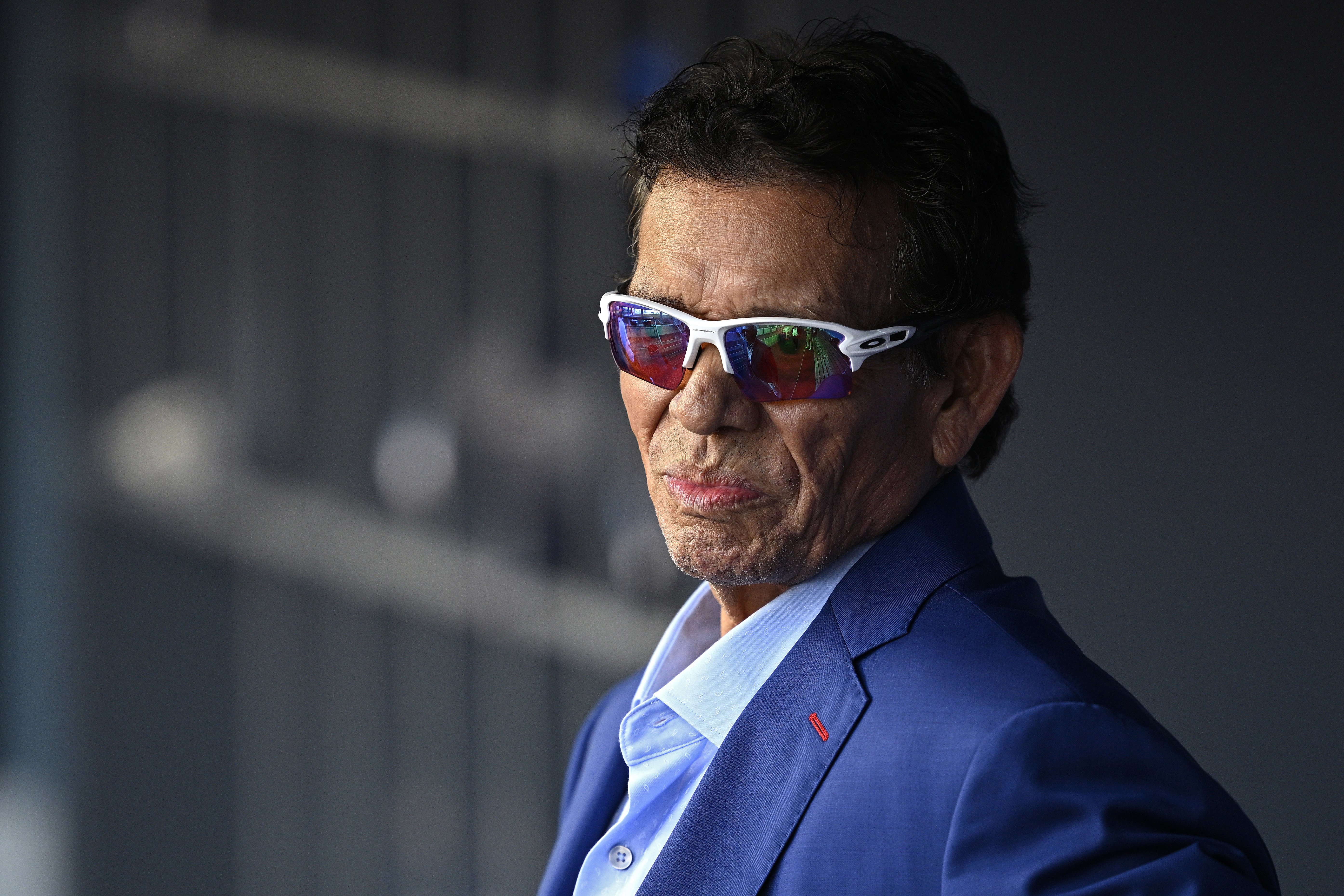 LOS ÁNGELES, CALIFORNIA – 10 DE AGOSTO: El ex lanzador de los Dodgers de Los Ángeles, Fernando Valenzuela, observa desde el dugout antes del partido contra los Piratas de Pittsburgh en el Dodger Stadium el 10 de agosto de 2024 en Los Ángeles, California. (Foto de Orlando Ramirez/Getty Images)