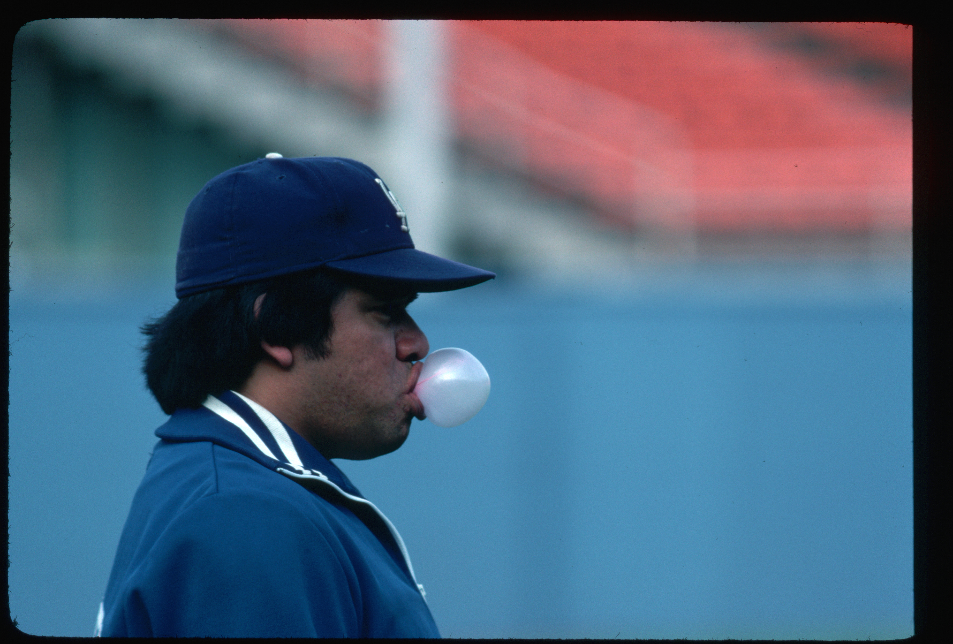 Fernando Valenzuela, lanzador de los Dodgers de Los Ángeles, hace una burbuja durante el calentamiento en el Dodger Stadium, 1981. (Foto de Vince Streano/CORBIS/Corbis vía Getty Images)