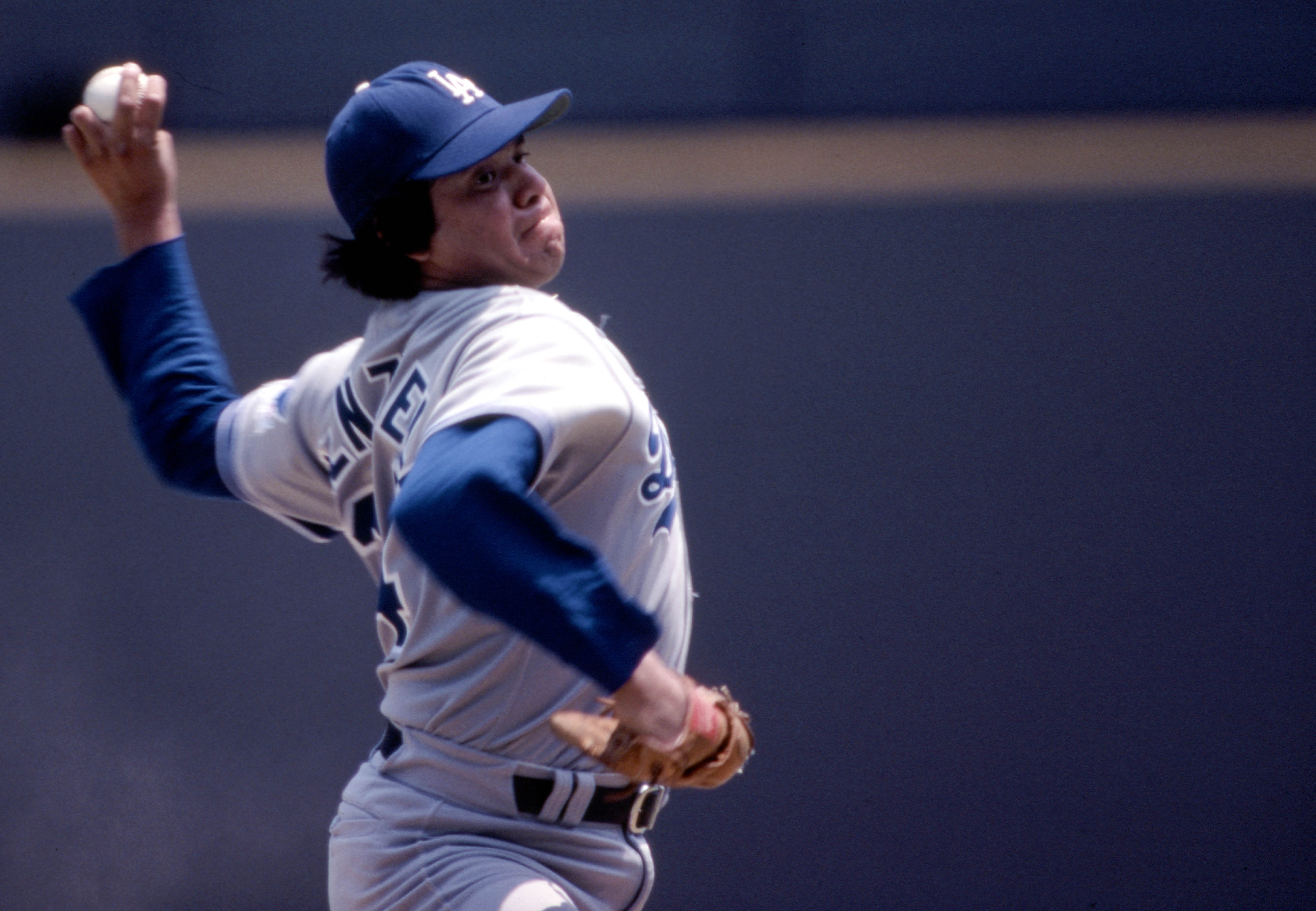 Julio de 1983; Cincinnati, Ohio, EE. UU.; FOTO DE ARCHIVO; El lanzador de los Dodgers de Los Ángeles, Fernando Valenzuela, realiza un lanzamiento durante el partido contra los Rojos de Cincinnati en el Riverfront Stadium. Crédito obligatorio: Malcolm Emmons-USA TODAY Sports