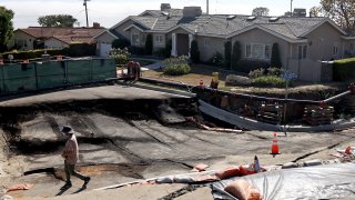 En Rancho Palos Verdes, casas enteras se han derrumbado o quedado destrozadas. Las paredes se han movido y han aparecido grandes fisuras en el suelo.